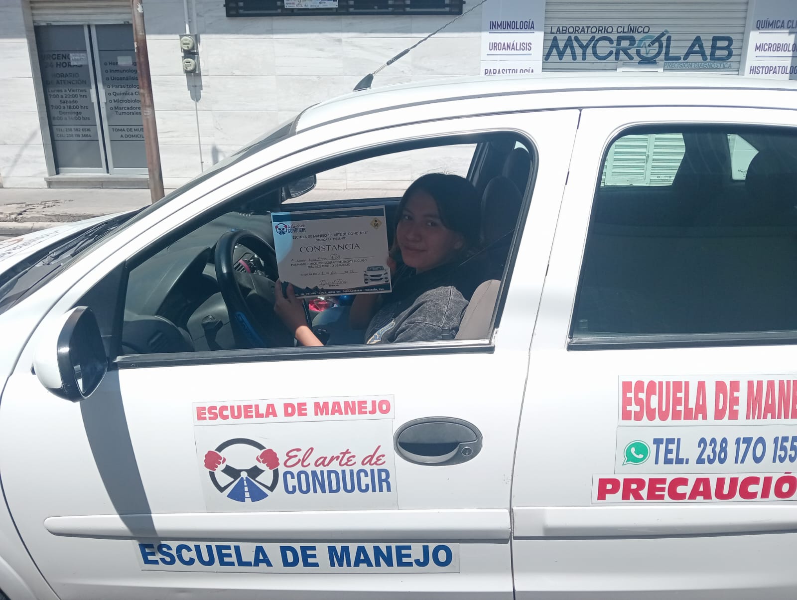 Alumno graduado de El Arte de Conducir 7