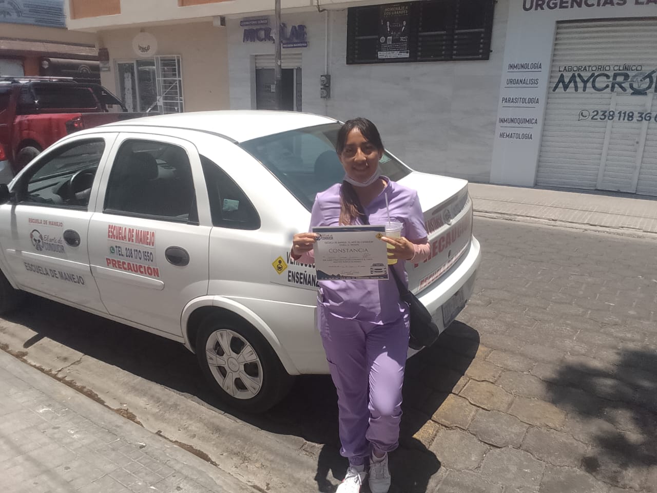 Alumno graduado de El Arte de Conducir 8
