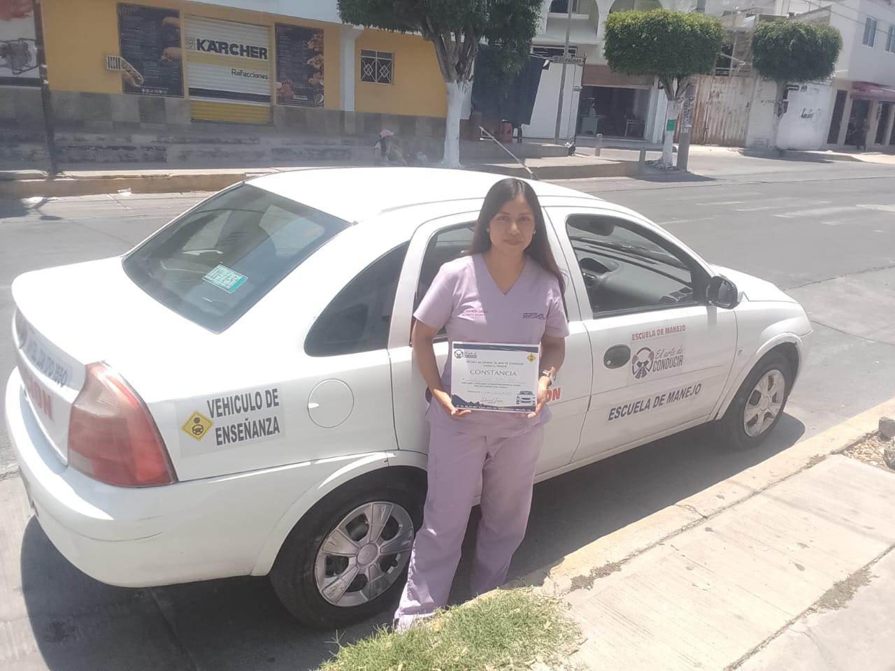Alumno graduado de El Arte de Conducir 9